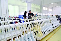 这是全球首款集成大功率声响的超便携碳纤维智